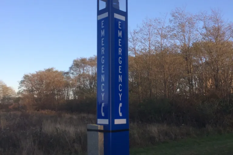 A picture of the emergency phone on the Alumni Path.
